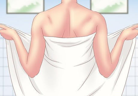 Bạn đã biết cách quấn khăn đẹp quanh người sau khi tắm chưa?