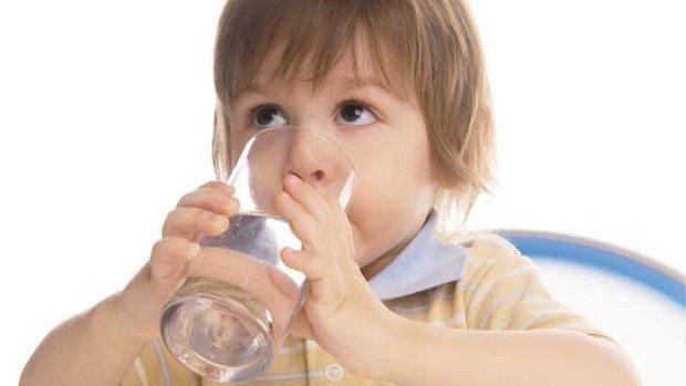 Làm thế nào để trẻ chịu uống nhiều nước hơn? | Vinmec
